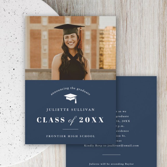 Minimalistisk examensfest med foto inbjudningar (Simple typography navy blue photo graduation invitation.)