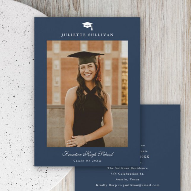 Minimalistisk examensfoto meddelande (Simple typography navy blue photo graduation invitation.)