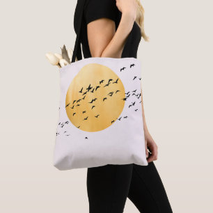 Minimalistisk fågelflock med gyllene sol tygkasse