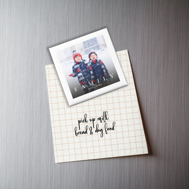 Minimalistisk familjefoto typografi magnet (Simple minimalist photo magnet with "FAMILY" typography)