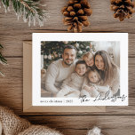 Minimalistisk familjfoto God jul Vykort<br><div class="desc">Fira julen 2025 i stil med denna elegant, minimalistisk utformning. Med ett familjefoto och en personlig är det här anpassningsbarna perfekt för att skicka helgdag med uppriktighet. Med "God jul 2025" i ett elegant, modernt typsnitt och din familj namn kombinerar detta kort enkelhet och sofistikering för att fånga den festliga...</div>