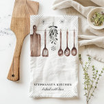 Minimalistisk feloe Personlig jul Kökshandduk<br><div class="desc">Lägg till en liten elegans i köket den här julhelgen med personligens julhandduk. Med mistlar och hängredskap i en enkel, rustik utformning är den här handduken en perfekt för dem som uppskattar underskattad helgdag dekorator. Anpassa det med ditt namn för att göra det till ett unikt tillägg till ditt kök...</div>