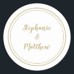 Minimalistisk förmån för Guld White Bröllop Bride  Runt Klistermärke<br><div class="desc">Enkelt, minimalistiskt och chic Bröllop-design ger en kompakt brid & grooms namn i en modern utformning med en dubbla som ramas in gräns i klassisk guld färg på en chic skarp vit bakgrund. Den moderna utformningen är enkel och chic. Anpassa bröllop-detaljer med namn i sofistikerat skript. Se till att samlingslänken...</div>