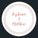 Minimalistisk förmån för korallvstvit Bröllop, gru Runt Klistermärke<br><div class="desc">Enkelt, minimalistiskt och chic Bröllop-design ger en kompakt brid & grooms namn i en modern design med en dubbla som ramas in gräns i Coral på en chic som ger skarp vit bakgrund. Den moderna utformningen är enkel och chic. Anpassa bröllop-information till namn i trendigets svarta skript. Se till att...</div>