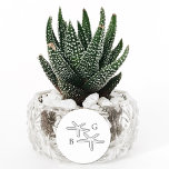 Minimalistisk förmån för monogramsbröllop med stjä runt klistermärke<br><div class="desc">Ett minimalistiskt utkast av tropisk stjärnfisk i monogram bröllop. En enkel design som användor en skiss av en stjärnfisk för att skapa ett klassiskt monogram för elegant. En charmerande svart och vit tropisk strand med klassmanustypografi. En elegant kuststrand förespråkade bröllopssymboler med modernt inslag. Det finns också möjlighet att matcha bröllopsinbjudningar...</div>