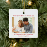 Minimalistisk första jul som foto för Mamma & Papp Julgransprydnad Keramik<br><div class="desc">Den här nya föräldern har en liten skrivmaskin och ett foto. All text kan anpassas,  till exempel genom att ändra "mamma & pappa" till "mamma & pappa" eller valfri ordalydelse. Den här fotodesignen gör att perfekten blir ivrig att fira din första jul som föräldrar.</div>