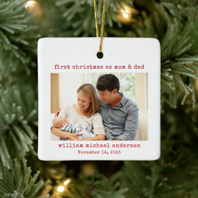 Minimalistisk första jul som foto för Mamma & Papp Julgransprydnad Keramik (Träd)