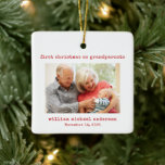 Minimalistisk första jul som morföräldrar Foto Julgransprydnad Keramik<br><div class="desc">De nya farföräldrarna kommer att få kärlek att ta emot dessa första julklappar som morföräldrar ornament i julhelg. Den här prydnaden har minimalistisk skrivtext och ett foto. Farföräldrarna i ord kan bytas till "morfar- och mormor" eller valfri formulering. Den här fotodesignen gör att perfekten håller i minnet och firar sina...</div>