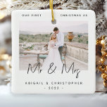 Minimalistisk foto Första jul som Mr & Mrs Grått Julgransprydnad Keramik<br><div class="desc">Fira din första jul som ett gift par med detta moderna minimalistiska foto som fortfarande är ornament. Grått-texten från kol lyder "Vår första jul som Mr & Mrs", med ord "Mr & Mrs" i handskriftsskript från trendiget. Ersätt enkelt exempelbilden med ditt favoritfoto och lägg till namnen och året nedan. Med...</div>