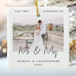 Minimalistisk foto Första jul som Mr & Mrs Grått Julgransprydnad Keramik<br><div class="desc">Fira din första jul som ett gift par med detta moderna minimalistiska foto som fortfarande är ornament. Grått-texten från kol lyder "Vår första jul som Mr & Mrs", med ord "Mr & Mrs" i handskriftsskript från trendiget. Ersätt enkelt exempelbilden med ditt favoritfoto och lägg till namnen och året nedan. Med...</div>