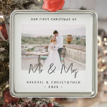 Minimalistisk foto Första jul som Mr & Mrs Grått Julgransprydnad Metall<br><div class="desc">Fira din första jul som ett gift par med detta moderna minimalistiska foto som fortfarande är ornament. Grått-texten från kol lyder "Vår första jul som Mr & Mrs", med ord "Mr & Mrs" i handskriftsskript från trendiget. Ersätt enkelt exempelbilden med ditt favoritfoto och lägg till namnen och året nedan. Med...</div>