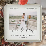 Minimalistisk foto Första jul som Mr & Mrs Grått Julgransprydnad Metall<br><div class="desc">Fira din första jul som ett gift par med detta moderna minimalistiska foto som fortfarande är ornament. Grått-texten från kol lyder "Vår första jul som Mr & Mrs", med ord "Mr & Mrs" i handskriftsskript från trendiget. Ersätt enkelt exempelbilden med ditt favoritfoto och lägg till namnen och året nedan. Med...</div>