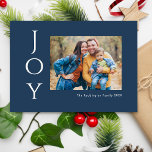 Minimalistisk foto Joy Julkort<br><div class="desc">Säg det helt enkelt med de 7 x 5-tums fotohälsningskort i helgdag som har hälsning,  "Joy",  i vitt brev på en marin blå bakgrund. Lägg bara till ditt favoritfoto,  namn och år.</div>