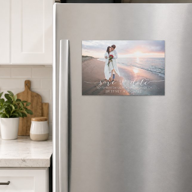 Minimalistisk fotobild Spara datum Magnetisk Inbjudningskort (Modern minimalist save the date magnet featuring elegant handwritten typography customizable.)