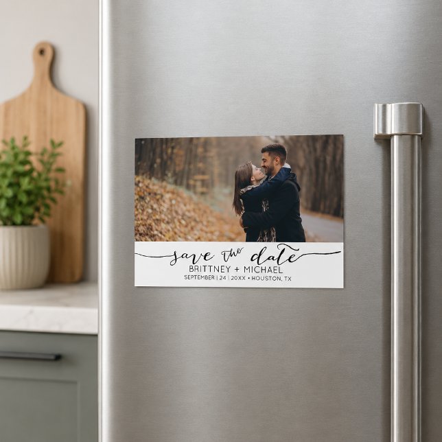Minimalistisk fotografering Spara datum Magnetisk Inbjudningskort (Modern minimalist save the date magnet featuring elegant handwritten typography)