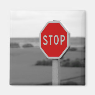 Minimalistisk fotografi av Red Stop Road-signalen Magnet