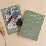 Minimalistisk fotomalenderBoho för Modern Sage Grö Spara Datumet<br><div class="desc">Minimalistisk fotomalenderBoho för Modern Sage Grönt sparar datumet. Anpassa enkelt genom att ersätta varje info. Ladda upp ett foto av lodrät/porträtt. Flytta cirkeln genom att klicka på Anpassa ytterligare. Kontrollera förhandsgranskningen innan du lägger till i kundvagn. (Exempel på foto från Mikhail Nilov från Pexels)</div>