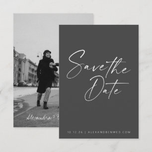 Minimalistisk fotoöverlägg svart vit script  spara datumet