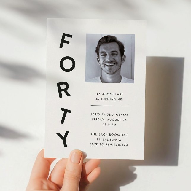 Minimalistisk fyrtio svart + vit 40-årsfest inbjudningar (minimalist, modern, black-and-white 40th birthday party invitation for men)