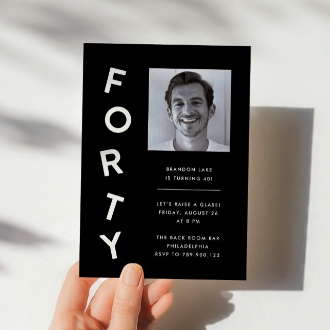 Minimalistisk fyrtio svart + vit 40-årsfest inbjudningar (minimalist, modern, black-and-white 40th birthday party invitation for men)