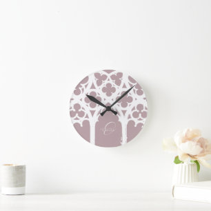 Minimalistisk gotisk fönster kalligrafi blekrosa rund klocka
