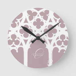 Minimalistisk gotisk fönster kalligrafi blekrosa rund klocka