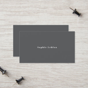 Minimalistisk grå visitkort med namn i serif-tecke
