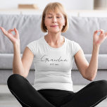 Minimalistisk Grandma EST 2025 Anpassningsbar Gift T Shirt<br><div class="desc">Fira en vacker ny roll med denna minimalistiska mormor EST 2025 anpassningsbar T-shirt - den perfekt gåvan till blivande mormödrar eller förstagångsfarmare. Den här utformningen är perfekt för meddelanden från baby, Mor, gravider, avslöjanden eller daglig bära och har elegant typografi av eleganten på en mjuk och bekväm garanti. Lägg till...</div>