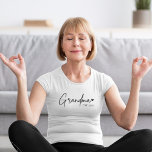 Minimalistisk Grandma EST | New Grandma Gift T Shirt<br><div class="desc">Firar hennes stora nyheter i stil med den moderna "mormor ♥ EST 2025" t-shirt. Den rena och minimala designen gör den till vardagsservice för perfekten - perfekt för gravider, babyduschar, gender som avslöjas eller Mors dag överraskningar. Komfy, söt och meningsfull, det är en must-have för varje första gång eller nybefordrad...</div>