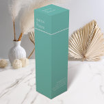Minimalistisk Grönt Bröllop Vin box Presentask För Vinflaska<br><div class="desc">Lägg till lite elegans i bröllop med vår minimalistiska grönt vin box, designad för att komplettera vår matchande kontorssvit. Den här etiketten har en snygg bakgrund för teal-grönt med vit text och passar perfekt för enkelhet och sofistikering. Den tänkvärda typografin och kohesiva designen ser till att flaskor i vin blir...</div>