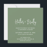 Minimalistisk Grönt Modern Bröllop Inbjudningar<br><div class="desc">Modern bröllopsinbjudan med en enkel design med namn i en elegant-skripttypografi och din händelseinformation i ett minimalistiskt sans serif-teckensnitt. All designad inslag är vit över en djup grönt. Den här chicens bröllopsinbjudan fungerar bra för en sommar eller fall/höst bröllop.</div>