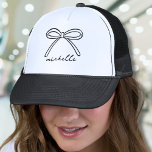 Minimalistisk Hand plockade Bow Namn Keps<br><div class="desc">Enkel Namn Monogram-minimal Truckerkeps. Den här truckerkepsen för trendig och snyggt har en enda handdragen båge överst, parad med en namn i elegant för handskrivet manusdiagram nedanför. Både bågen och namn är för närvarande svarta, men kan anpassas till vilket färg som helst, skapar det som ett mångsidigt tillbehör för alla...</div>