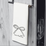 Minimalistisk Hand plockade Bow Namn Kökshandduk<br><div class="desc">Enkelt Namn Monogram minimalistiskt kökshandduk. Lägg till en snyggt och funktionsberöring i köket med den här snygga tredubbla handduken, perfekt för daglig använda eller speciella tillfällen. Utformningen har en enda handdragen butik centrerad vid grund när den viks, med en personlig namn i söt handskriven manusgrafi under den. Du kan anpassa...</div>