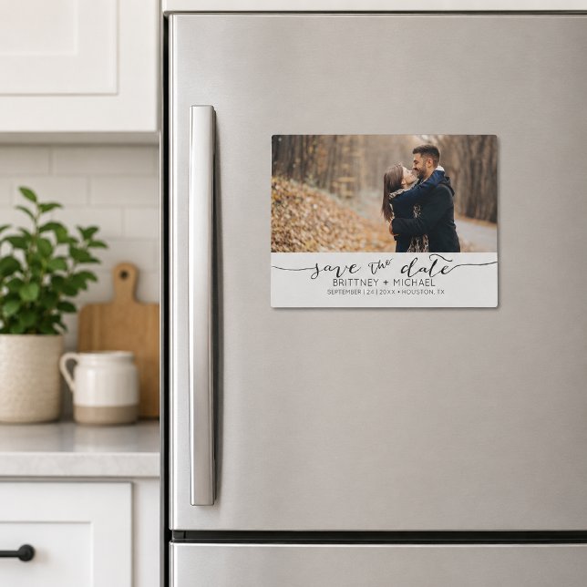 Minimalistisk handskriven sparadatum-fotografi magnetisk inbjudningskort (Elegant minimalist save the date magnet featuring modern handwritten script.)