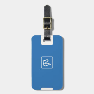 Minimalistisk havsblå med vit monogram bagagebricka
