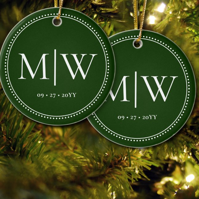 Minimalistisk Helgdag av Newlyweds Monogram-Grönt Julgransprydnad Keramik (Skapare uppladdad)