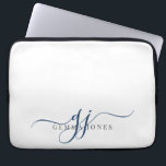Minimalistisk Initialer i marint blåskript Laptop Fodral<br><div class="desc">Ett chic marint blåskript initialer monogram på vit snyggt,  med ett dramatiskt skript som börjar med dekorationer och fullt i en modern serif-typ.</div>