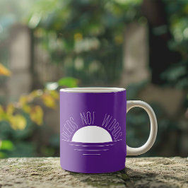 Minimalistisk inspirationsincitat för lila, vitt s kaffemugg
