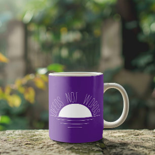 Minimalistisk inspirationsincitat för lila, vitt s kaffemugg
