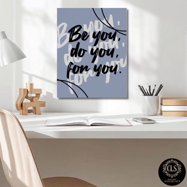 Minimalistisk Inspirerande Citat Postertryck - Blå Poster (office desk close up with inspirational poster on wall)