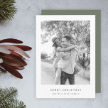 Minimalistisk Jul - enkelt svartvitt och vitt foto Julkort<br><div class="desc">Ett minsta bildkort av snyggt med klassisk typografi "God jul" i svart på en ren, enkel, minimalistisk vit bakgrund och en gråaktig grönt av skog i färg på motsatt sida. Fotot, Julhälsningar och namn kan enkelt anpassas för personlig beröring. En enkel, minimalistisk och contemporary julklapp som utmärker den här julhelgen!...</div>
