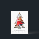 Minimalistisk julkort med fototräd beskuren vykort<br><div class="desc">Det här minimalistiska julkortet beskär enkelt ditt foto i form av en julgran. Det bildar en vacker, enkel silhuett som sticker ut i mängden. Det rekommenderas att du använder ett foto med motivet centrerat och med extra utrymme både horisontellt och vertikalt så att det kan fylla granen. Du kan anpassa...</div>