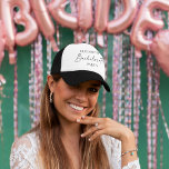 Minimalistisk kalligrafi Bläck Bachelorette Party Keps<br><div class="desc">Modern minimal men ändå Elegant Calligraphy Bläck Script Bachelorette Party Truckerkeps - Black & White</div>