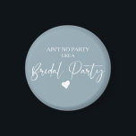 Minimalistisk kalligrafi Brudens sida Magnet<br><div class="desc">Utformningen har ett modernt,  tunt kalligrafiskt skript med frasen Ingen Party som ett Brudens sida på en smutsig molnblå färg-bakgrund. Perfekt för Bachelorette Party och brudens sida för att bruden ska vara.</div>