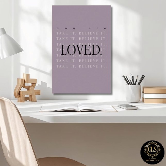Minimalistisk kärlekskvotpostertryck - mauve poster (closeup of office desk and Minimalist Love Quote Poster Print in purple on wall)
