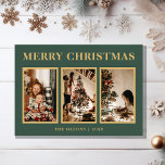 Minimalistisk klassisk julfotnot, Grönt tre foto Julkort<br><div class="desc">Denna minimalistiska klassiska julklapp med tre helgdag har en modern, minimalistisk utformning som både är elegant och enkel. Oavsett om du föredrar ett klassiskt, traditionellt utseende eller ett mer contemporary stil, med guld-typografi på gröntens bakgrund, så hittar du perfektens kort för att fira säsongen. Anpassa korten enkelt för att skapa...</div>
