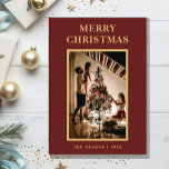 Minimalistisk klassisk Julrött Brev och foto Julkort<br><div class="desc">Denna minimalistiska klassiska julklapp med rött brev och fotokort har en modern, minimalistisk helgdag som både är elegant och enkel. Oavsett om du föredrar ett klassiskt, traditionellt utseende eller ett mer contemporary stil, med guld typografi på röd bakgrund, hittar du perfekten kort för att fira säsongen. Anpassa korten enkelt för...</div>