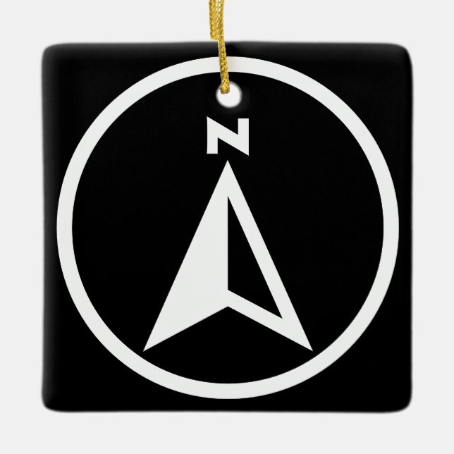 Minimalistisk kompass i norra pilen - svart och vi julgransprydnad keramik (Framsida)