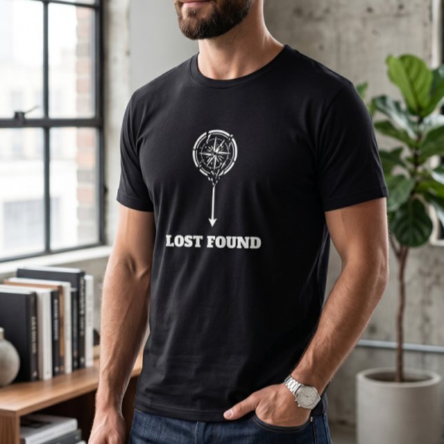 Minimalistisk kompasspil Förlorad Hittaad Typograf T Shirt (Skapare uppladdad)