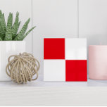 Minimalistisk kroatisk röd vit geometri kakelplatta<br><div class="desc">Denna minimalistiska keramiska ruta har en röd och vit kroatisk kontrollerad mönster.</div>